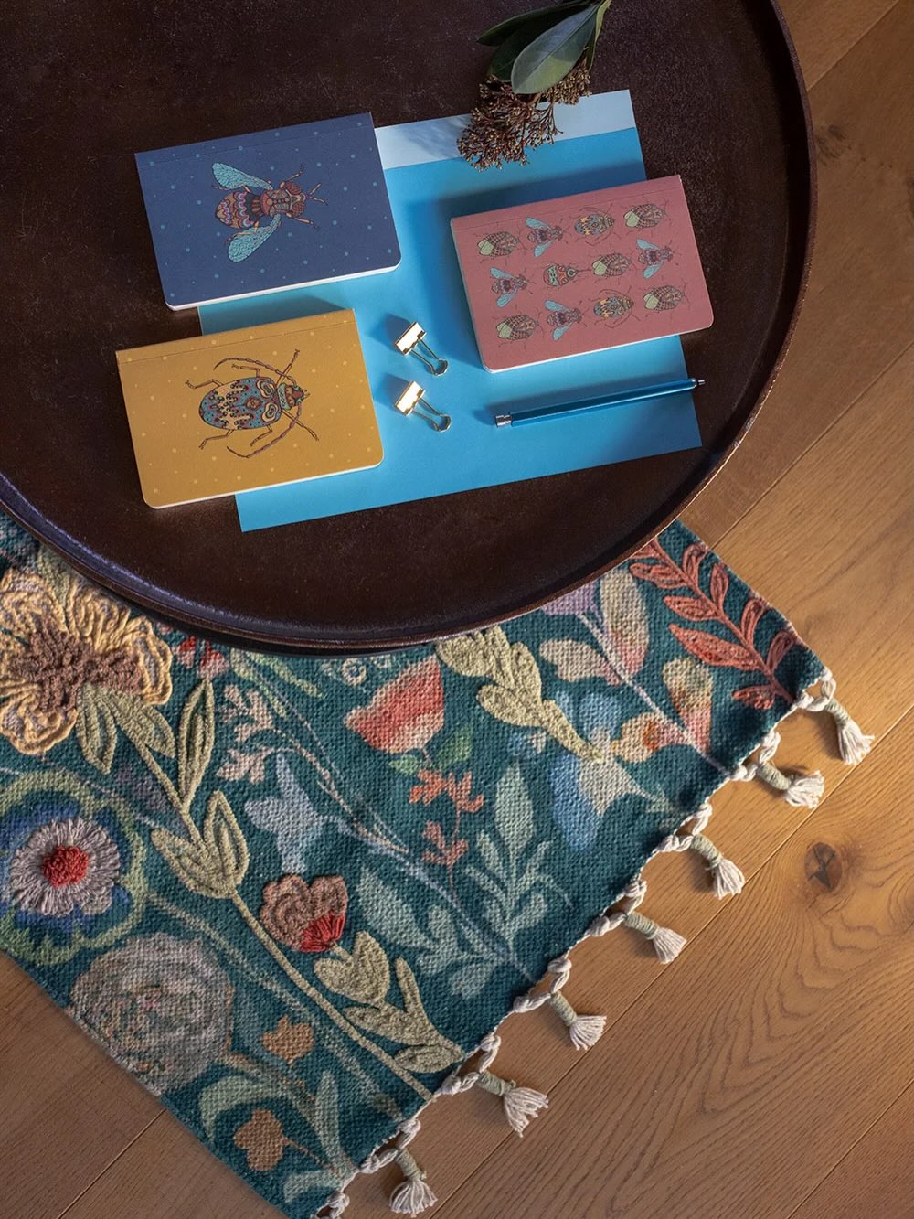 Tappeto ricamato con quaderni e accessori