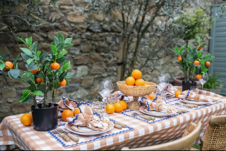 Apparecchiatura estiva con gingham e agrumi